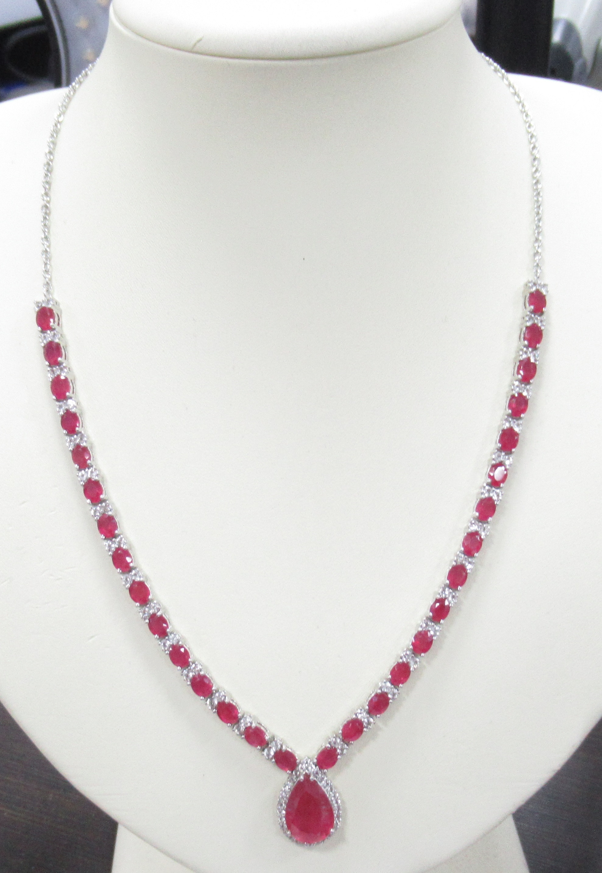 Серебряное колье 925 пробы; плетение Ролло; вставки 31 Рубин 20,36 ct F/2; Россыпь Топаз белый;